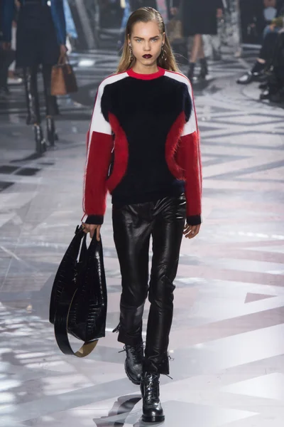Look 17
